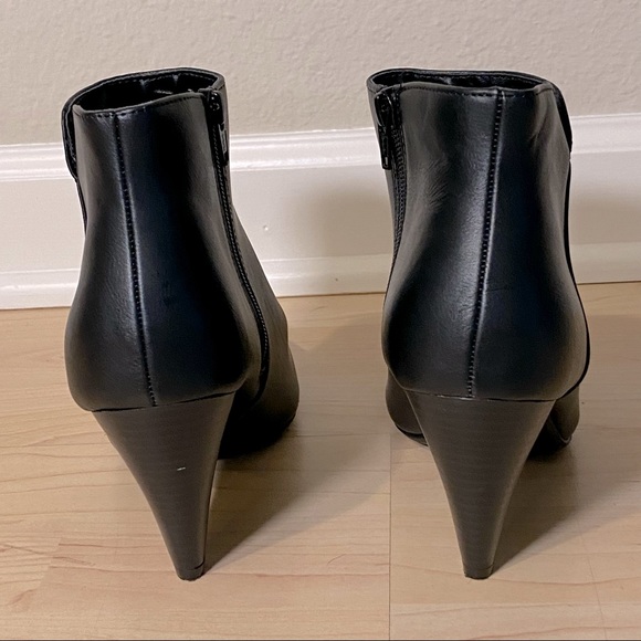 Cone heeled, black boots - Picture 6 of 7